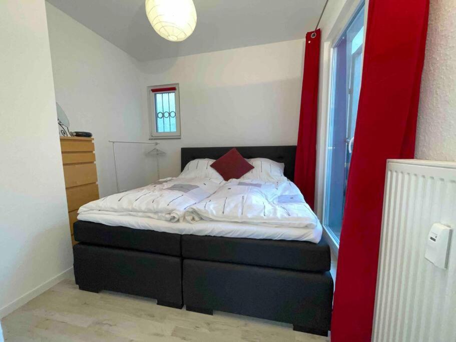 Schoenes Bungalow, Check-In Kontaktlos, Zentral Дуйсбург Екстериор снимка