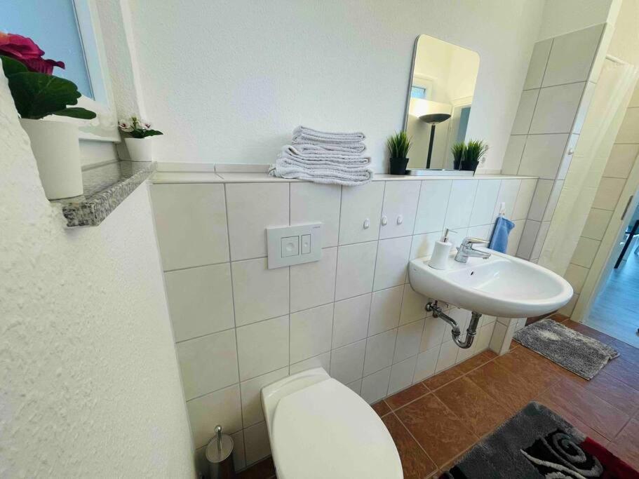 Schoenes Bungalow, Check-In Kontaktlos, Zentral Дуйсбург Екстериор снимка